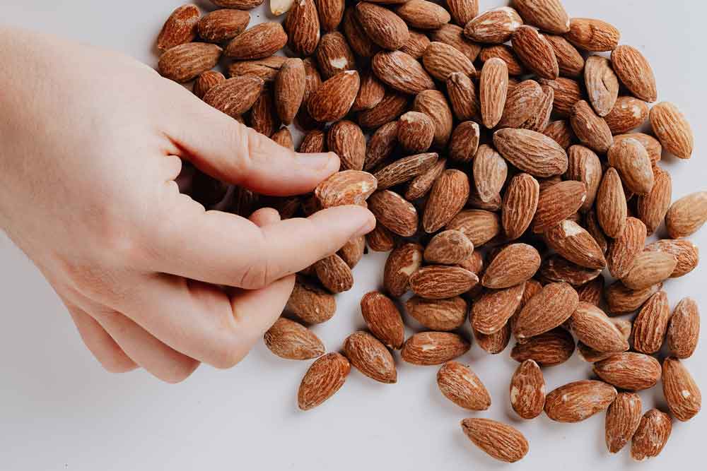 Beneficios de comer almendras. Foto de Karolina Grabowska.